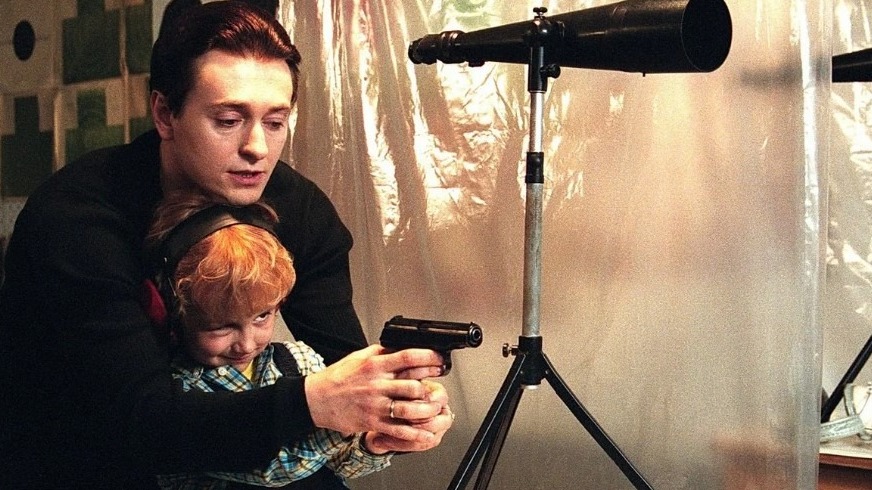 Дюжев запрещает сыновьям смотреть «Бригаду»: как жестокие сцены в кино влияют на психику детей