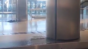 Капающая с потолка моча с нечистотами в аэропорту попала на видео
