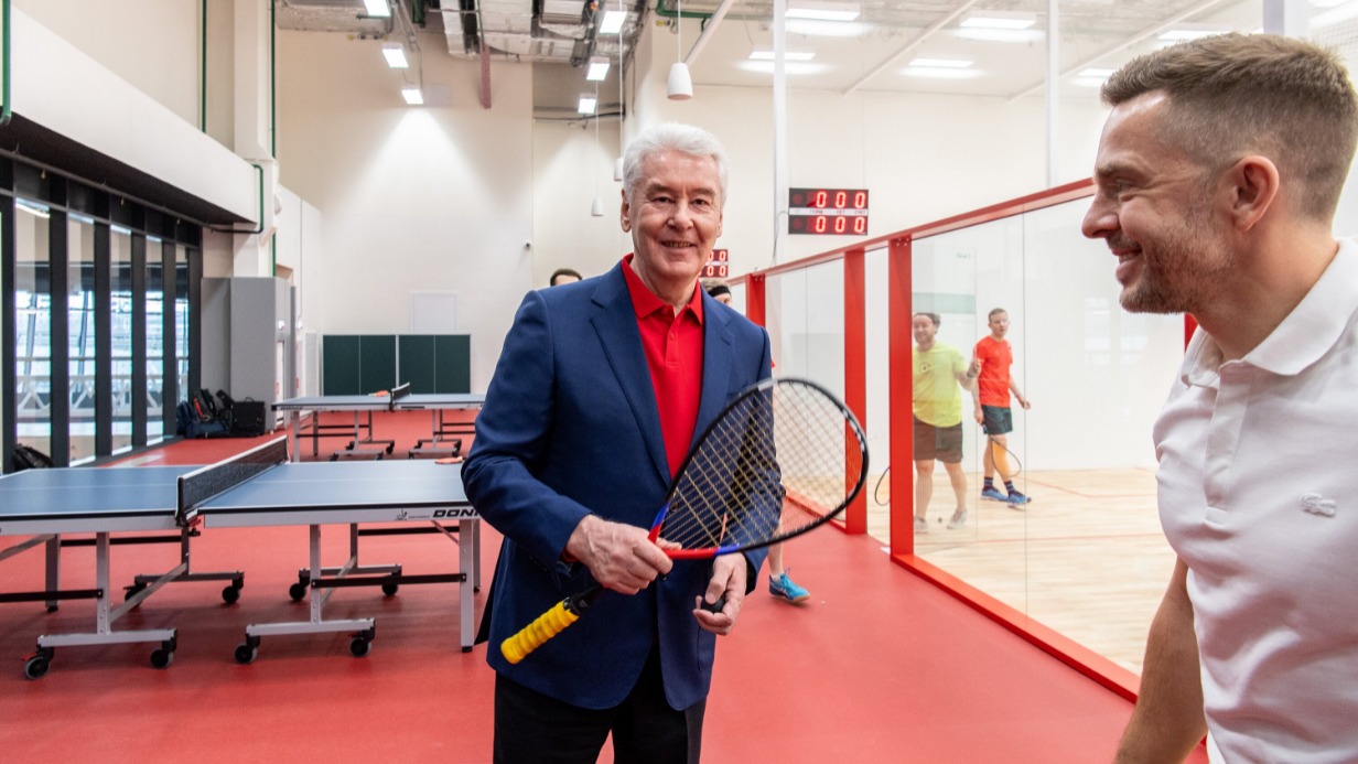 Мэр Москвы Сергей Собянин открыл на территории олимпийского комплекса «Лужники» Дворец тенниса. Теперь спортсмены смогут тренироваться круглый год. Для них оборудовали 15 крытых кортов для большого тенниса, три корта для падел-тенниса и четыре площадки для игры в сквош