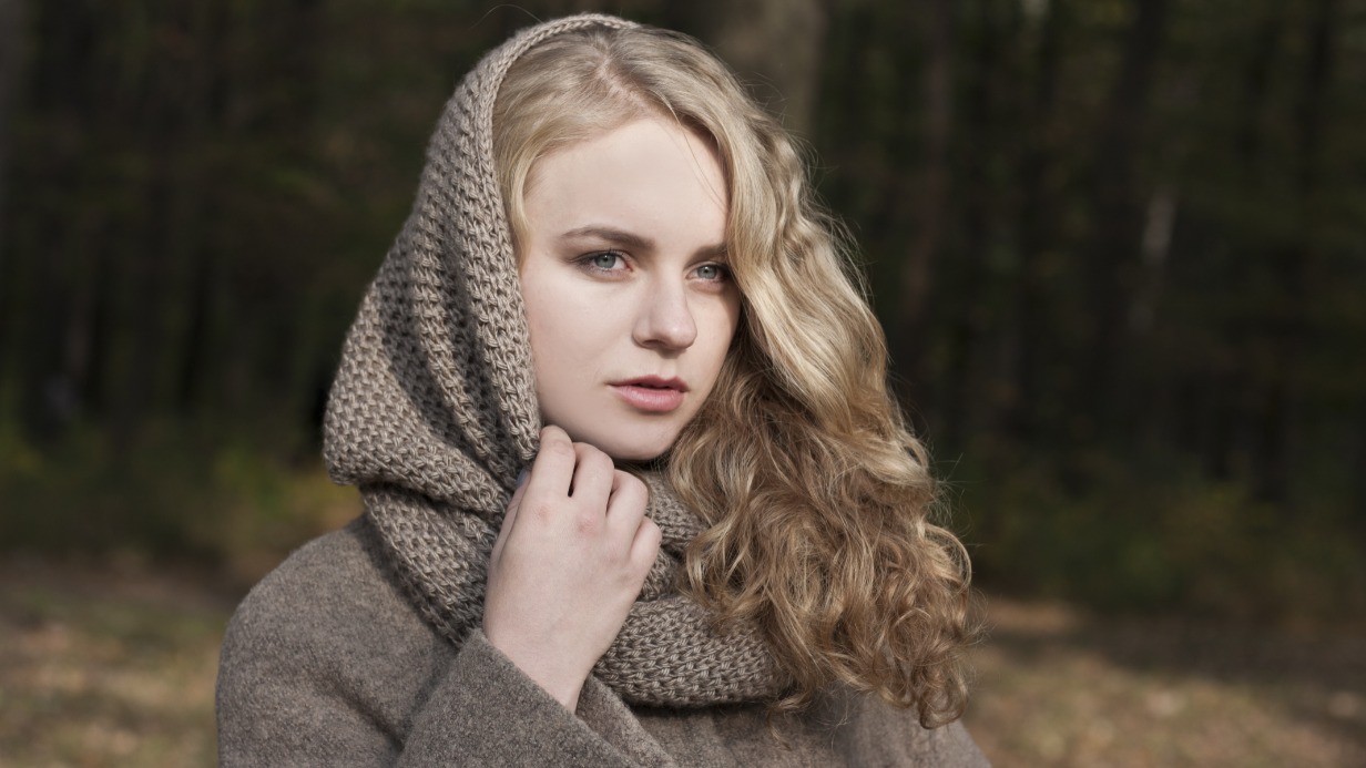 Тепло и изящно: стилист Ксенофонтова назвала самые трендовые шарфы этого сезона