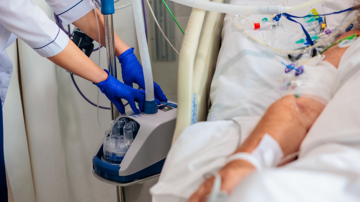 Пережившего клиническую смерть пациента с отказывающими органами спасли в Москве