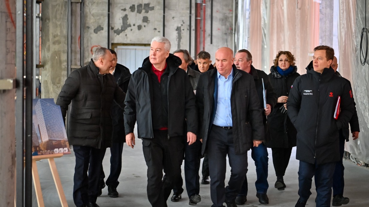 Мэр Москвы Сергей Собянин и заммэра Москвы по вопросам транспорта и промышленности Максим Ликсутов на строительстве Музея искусств в промзоне ЗИЛ