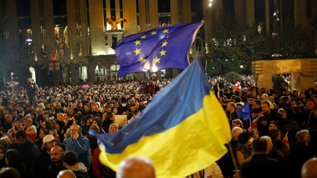 Вечером 28 октября у стен парламента не обошлось без украинских флагов и украинских же «специалистов по майданам»