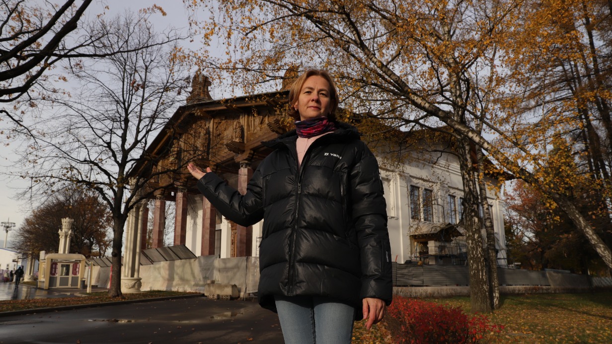 Главный архитектор-реставратор ВДНХ Елена Максимова показывает фасады павильона № 67 на территории главной выставки страны. Уникальные скульптуры после реставрации вновь украшают здание