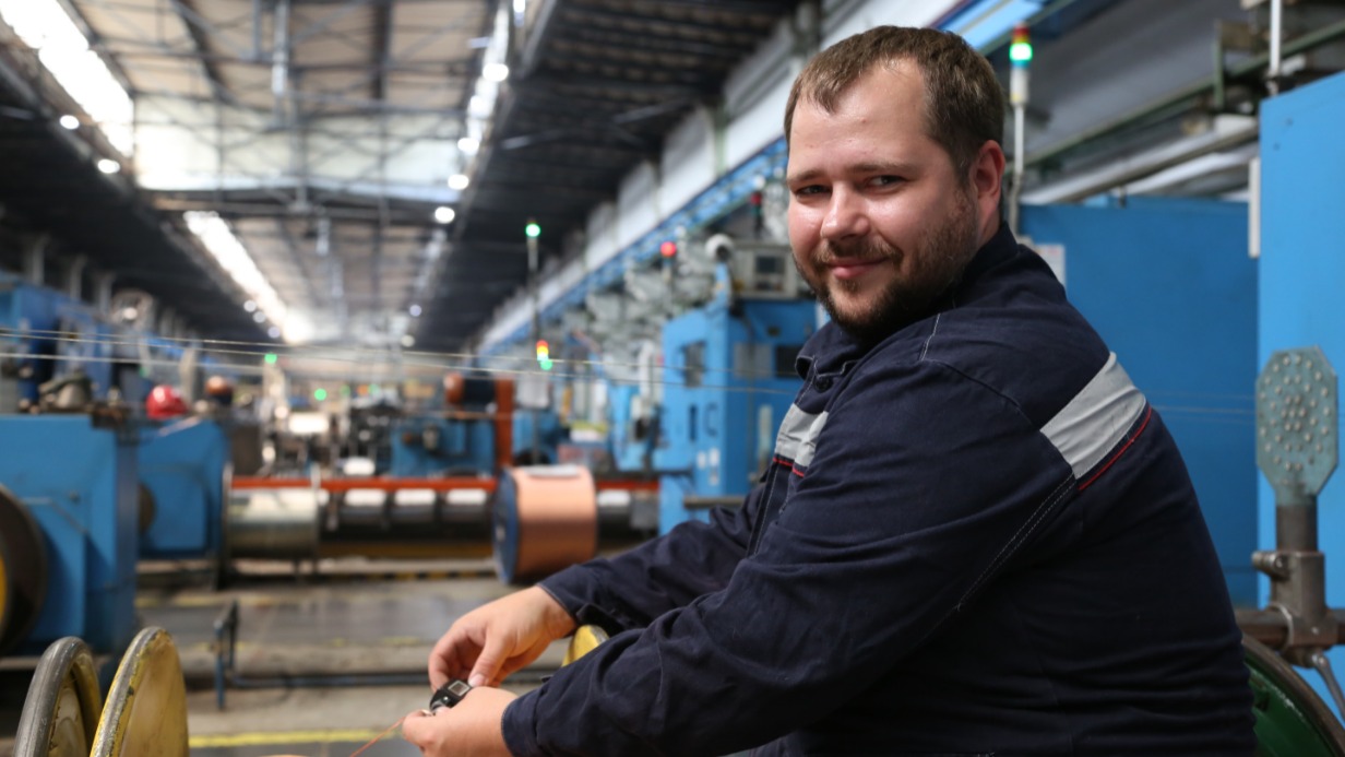  Волочильщик проволоки завода «Москабельмет» Денис Трубянов за работой. На этом московском промышленном предприятии регулярно внедряются и применяются высокотехнологичные разработки. Правительство Москвы поддерживает бизнес, который использует в своей работе инновации