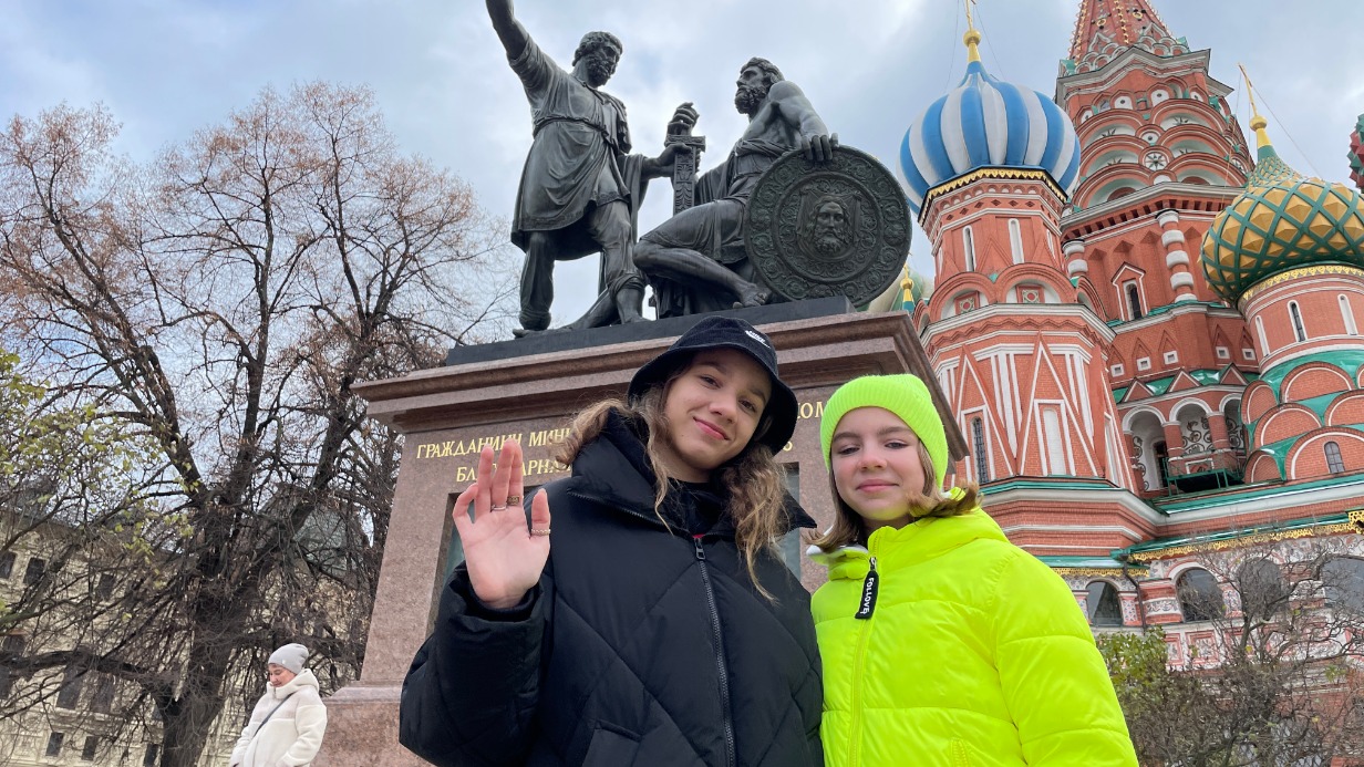 Школьницы Анна (слева) и Анастасия Достогаевы у памятника Минину и Пожарскому