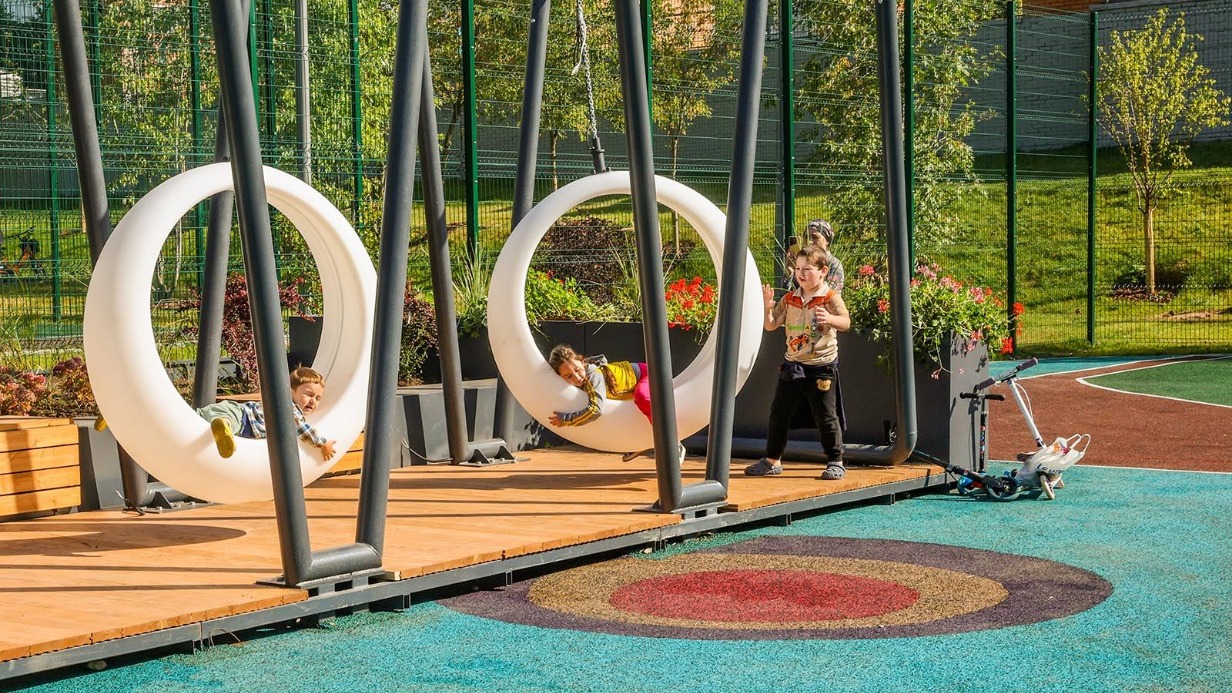 В парке «Чертановское подворье» разместили площадку с необычными качелями