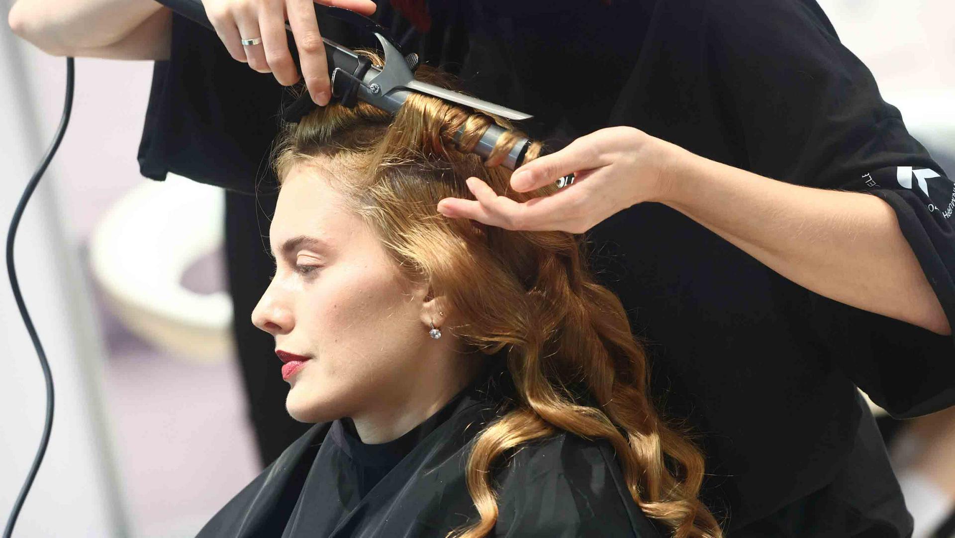 Парикмахер набросилась на коллегу из-за политических разногласий в салоне красоты