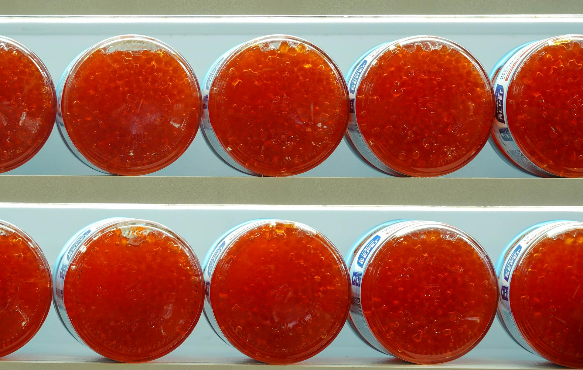 Красная икра: цены, почему так дорого стоит