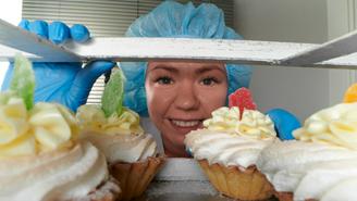 Работодатели соревнуются за кадры и повышают зарплату в промсекторе