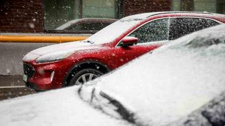 МЧС предупредило москвичей о гололедице и мокром снеге утром 15 февраля