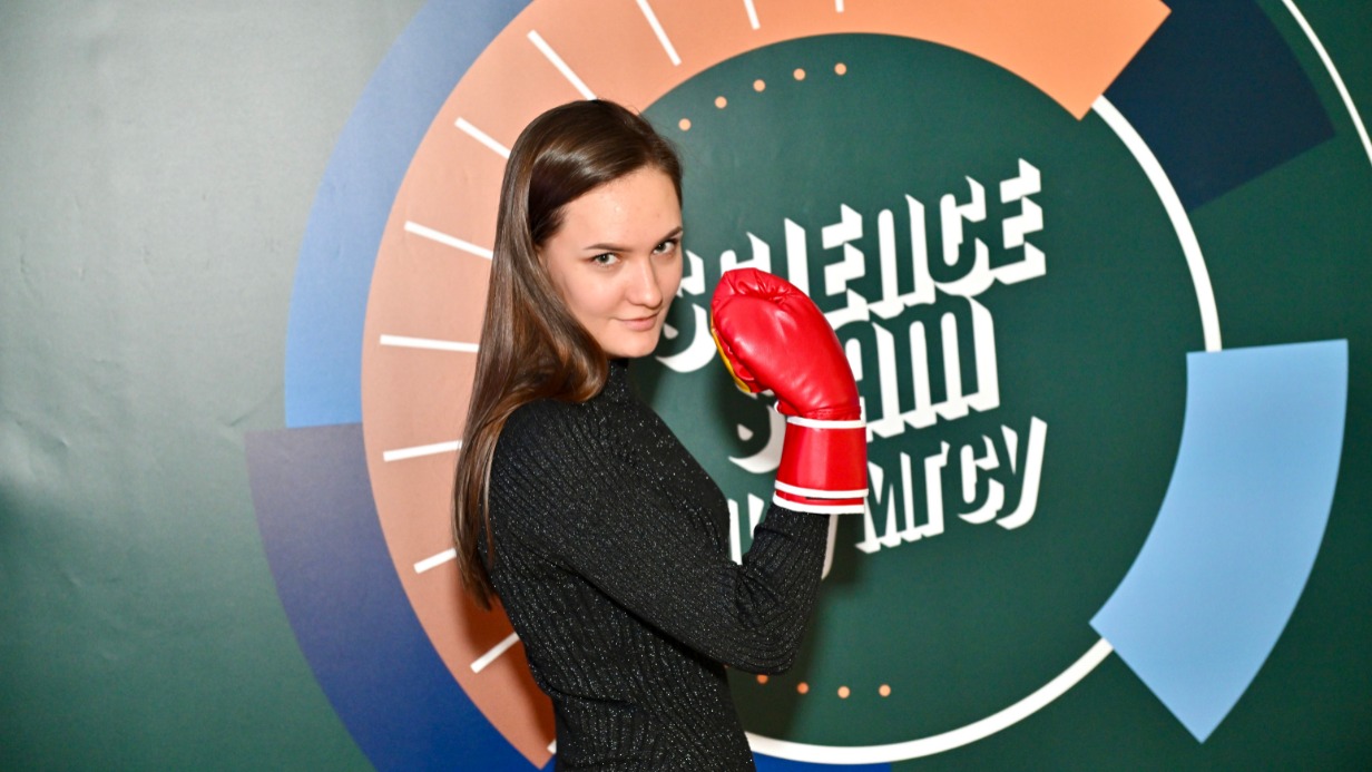 Модератор соревнований, победитель предыдущего этапа Университетской лиги Science Slam в НИУ МГСУ, а также регионального этапа битвы ученых Ульяна Канивец проверяет перчатки, которые получит победитель нынешней битвы