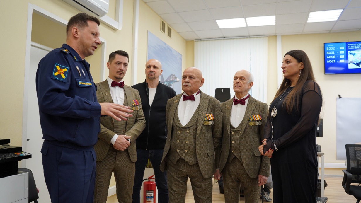 Представитель пункта отбора Леонид Андреев и участники коллектива Николай Волегов, Евгений Красножен, Владимир Калмыков, Анатолий Мешаев и Екатерина Ефименко