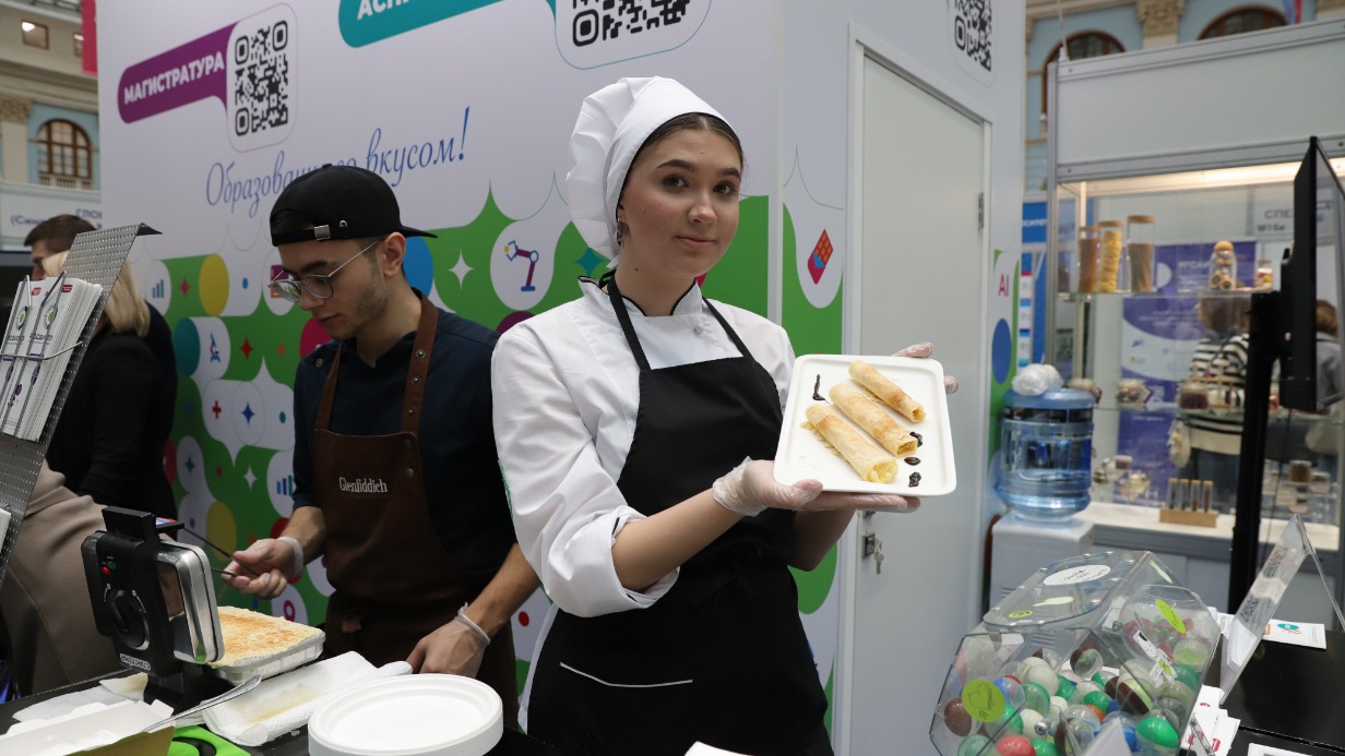 Студенты первого курса Международного технического колледжа РОСБИОТЕХ Даниил Дужнов и Алена Калинина угощают посетителей выставки «Образование и карьера» вафлями, которые они приготовили по фирменному рецепту своего учебного заведения