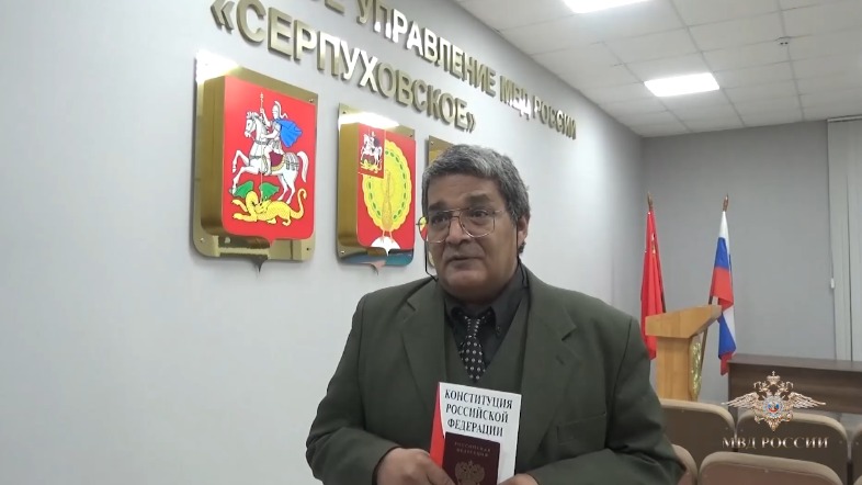 Политический беженец из США Роблес получил российский паспорт