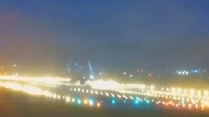 Baza: Airbus сильно ударился крылом о взлетную полосу при посадке (видео)