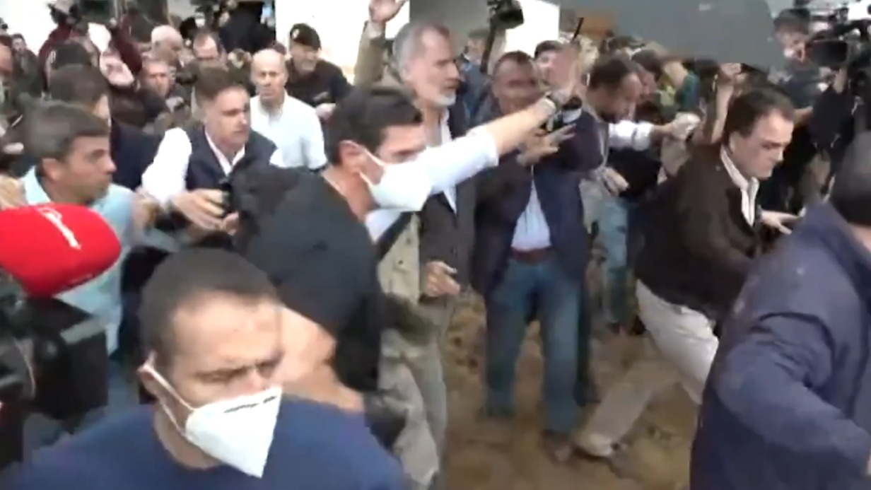 Короля Испании закидала мусором и грязью толпа в затопленной Валенсии (видео)