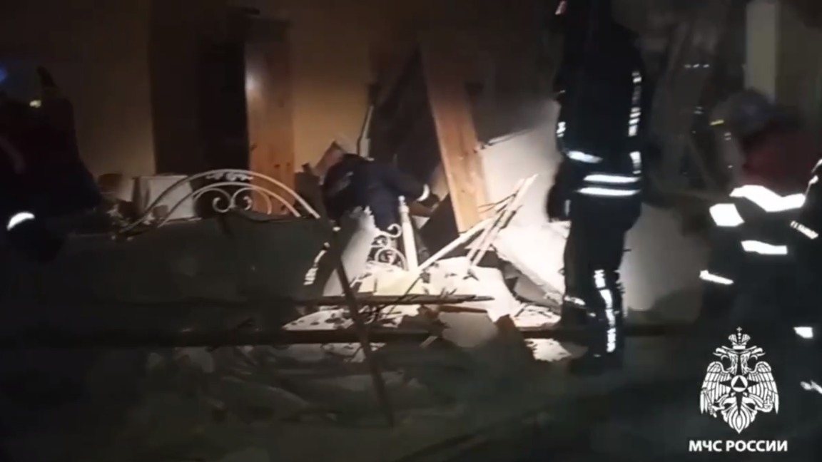 Взрыв самогонного аппарата разнес две квартиры в Вологде, четверо пострадали