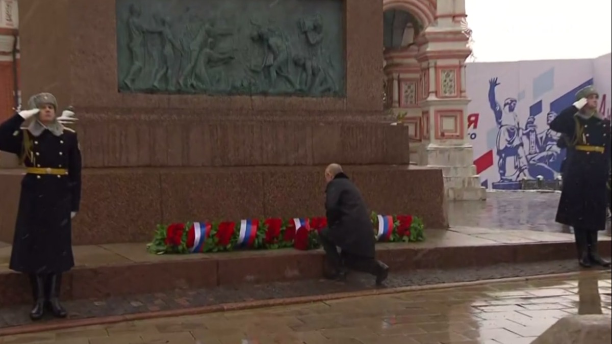 Путин возложил цветы к памятнику Минину и Пожарскому в День народного единства