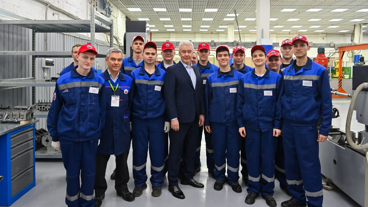 Мэр Москвы Сергей Собянин во время посещения Московского технологического колледжа на Автозаводской улице пообщался со студентами. Благодаря фестивалю узнать о программах учреждений среднего профобразования этой осенью могли все желающие