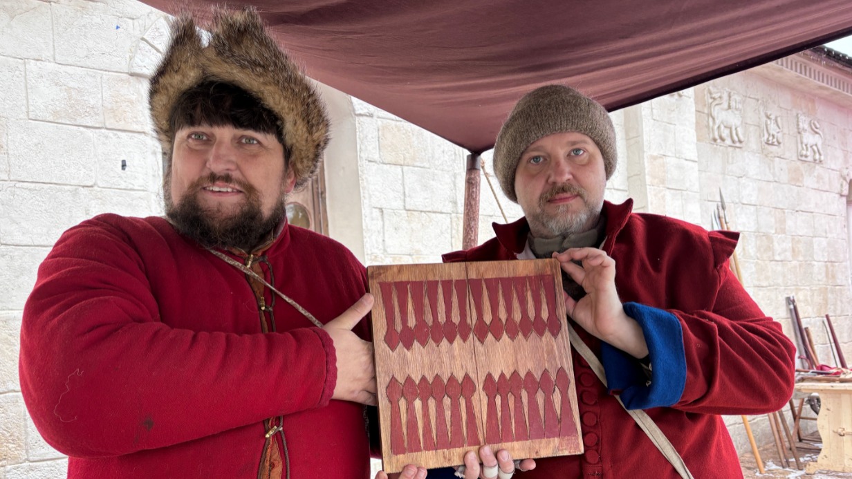 Реконструкторы Александр Ситков и Петр Ершов рассказывали гостям иторического фестиваля в кинопарке «Москино» о настольных играх прошлого, показывая, как привычные шахматы или нарды выглядели раньше. На снимке — одна из игровых досок