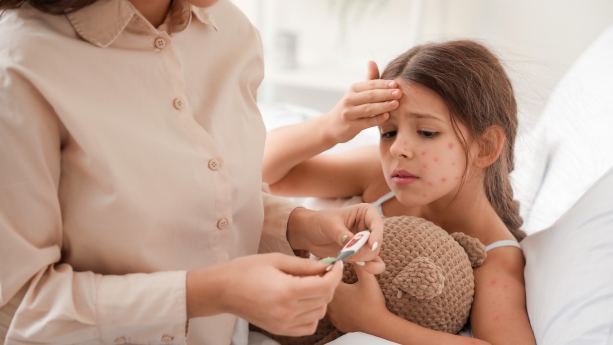 При появлении таких симптомов инфекции, как общая слабость, температура, боль в горле или в районе живота, а также сыпь на теле, языке, ладонях и стопах, необходимо срочно обратиться к врачу