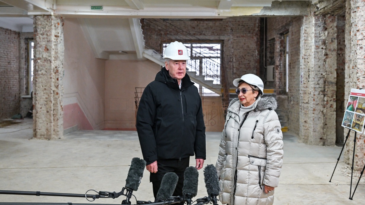 Мэр Москвы Сергей Собянин и директор школы № 1501 оценили ход реконструкции здания на Тихвинской улице. Через год школа откроется в обновленном виде
