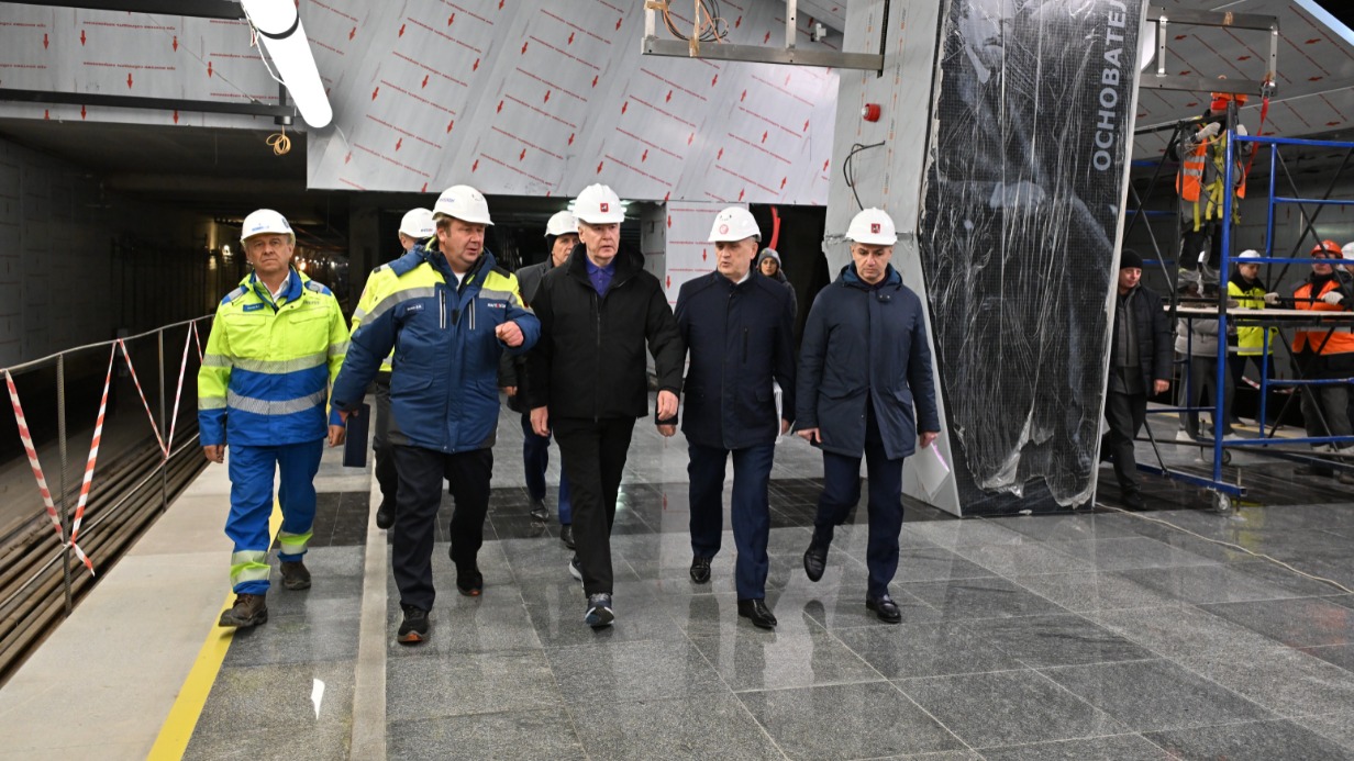 Мэр Москвы Сергей Собянин (в центре) и президент АО «Объединение «ИНГЕОКОМ» Дмитрий Евсеев (слева от мэра) во время осмотра строящейся станции метро «ЗИЛ» Троицкой линии метрополитена. После открытия она улучшит транспортную доступность района и придаст дополнительный стимул к его развитию