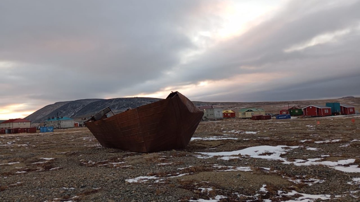 Крыша гаража главы села на Чукотке придавила шестилетнюю девочку и ее бабушку