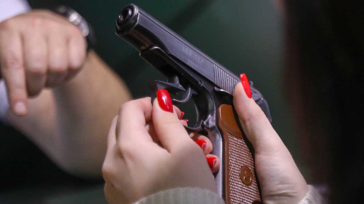 Научная сотрудница из Москвы случайно застрелилась, играясь с пистолетом