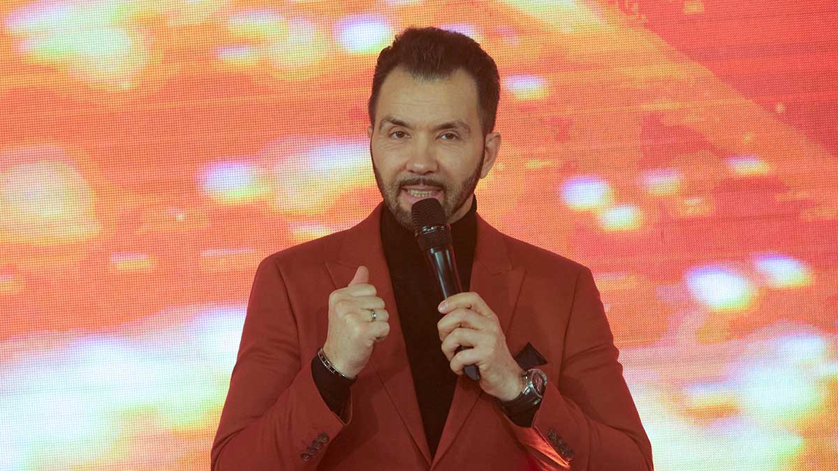 Певец Денис Клявер отказался от сцен с поцелуями в кино из-за ревности жены