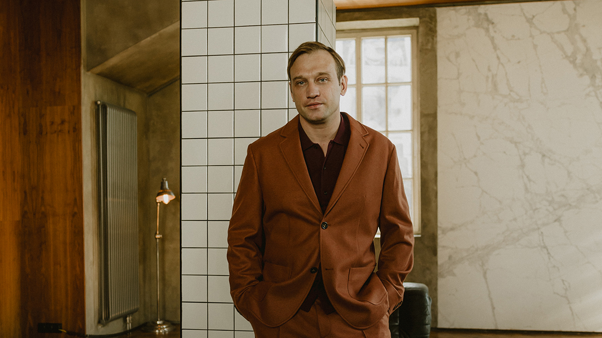 «Хотелось бы сыграть Отелло»: актер Михаил Тройник — о роли маленького человека, искусстве парения и фильме «В баню!»