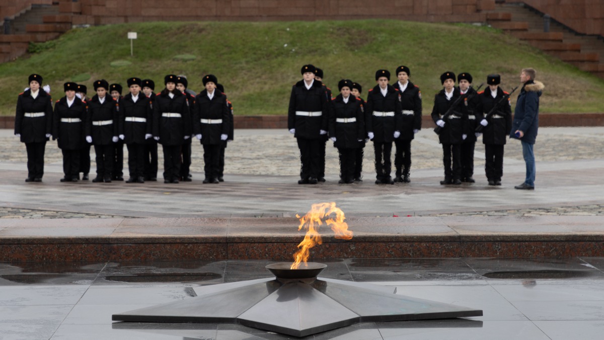 Кадеты заступили на вахту почетного караула у стен Музея Победы