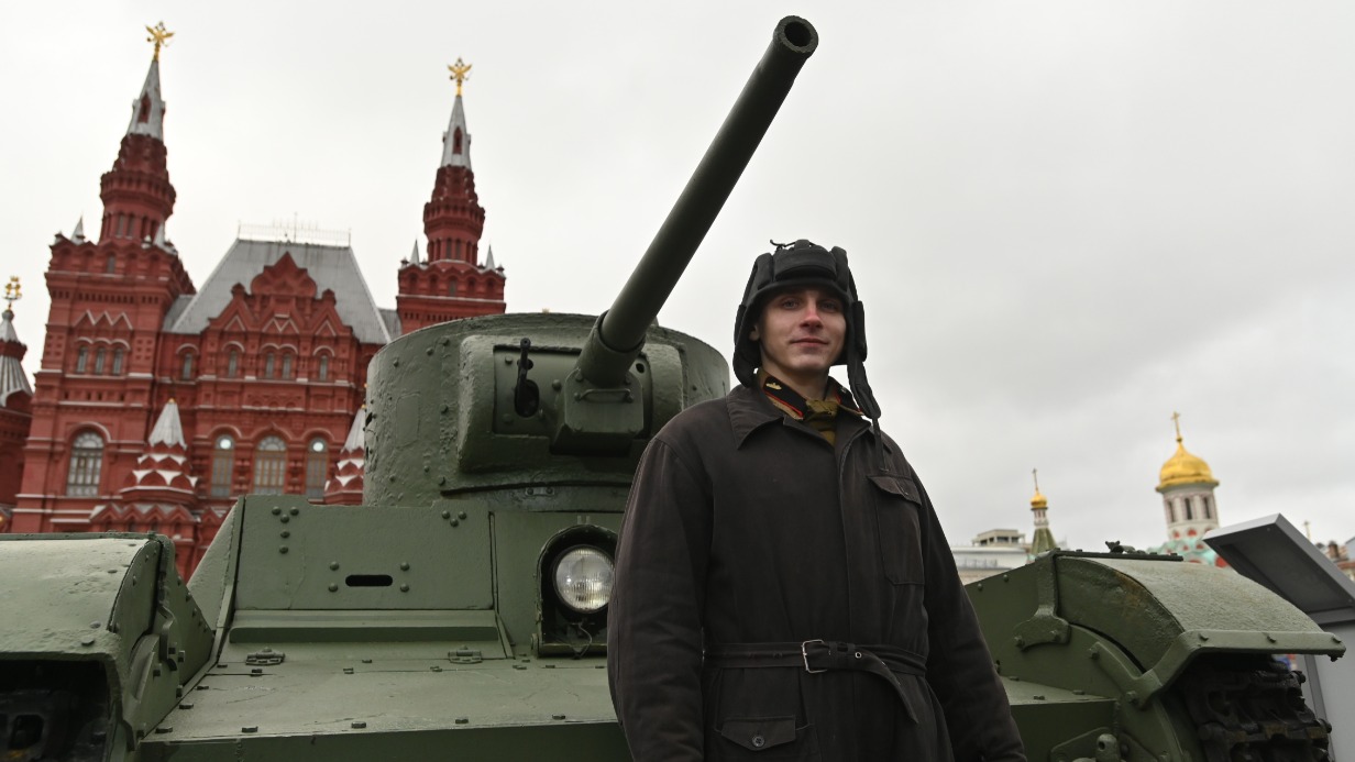 Актер Алексей Лютов позирует на фоне легкого огнеметного танка ОТ-26 — одного из экспонатов интерактивного музея под открытом небом на Красной площади. Пять уникальных экспозиций, которые разместились на площади 25 тысяч квадратных метров, можно посетить до 10 ноября