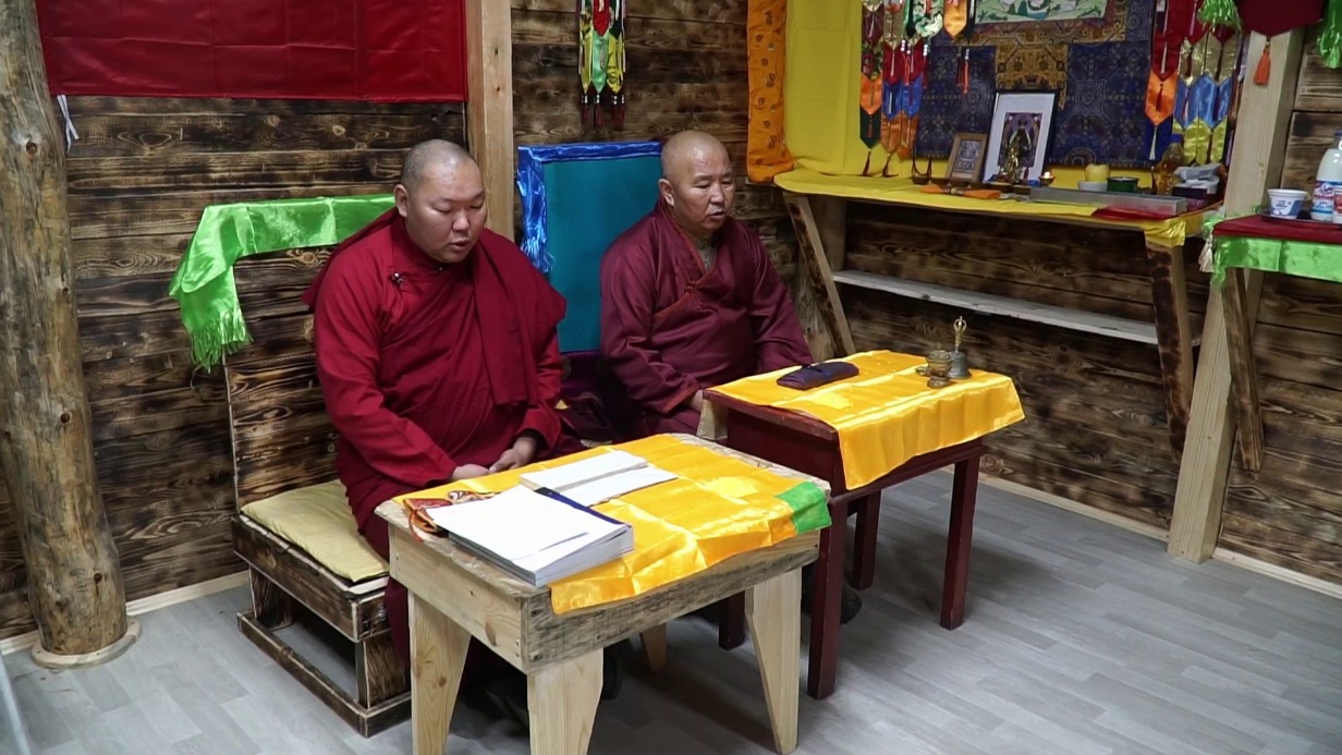 Ламы проводят первое служение в новом дацане блиндажного типа в зоне спецоперации