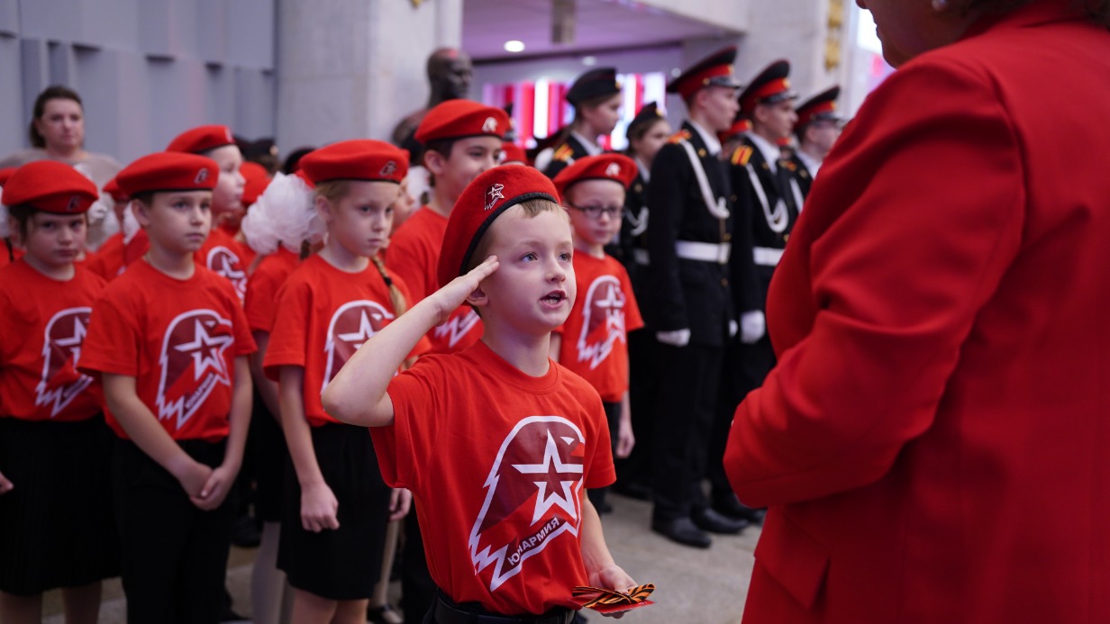 Ученик 2-го «Кадетского» класса Роман Косаткин из школы № 1248 вступает в ряды юнармейцев, произнося торжественную клятву