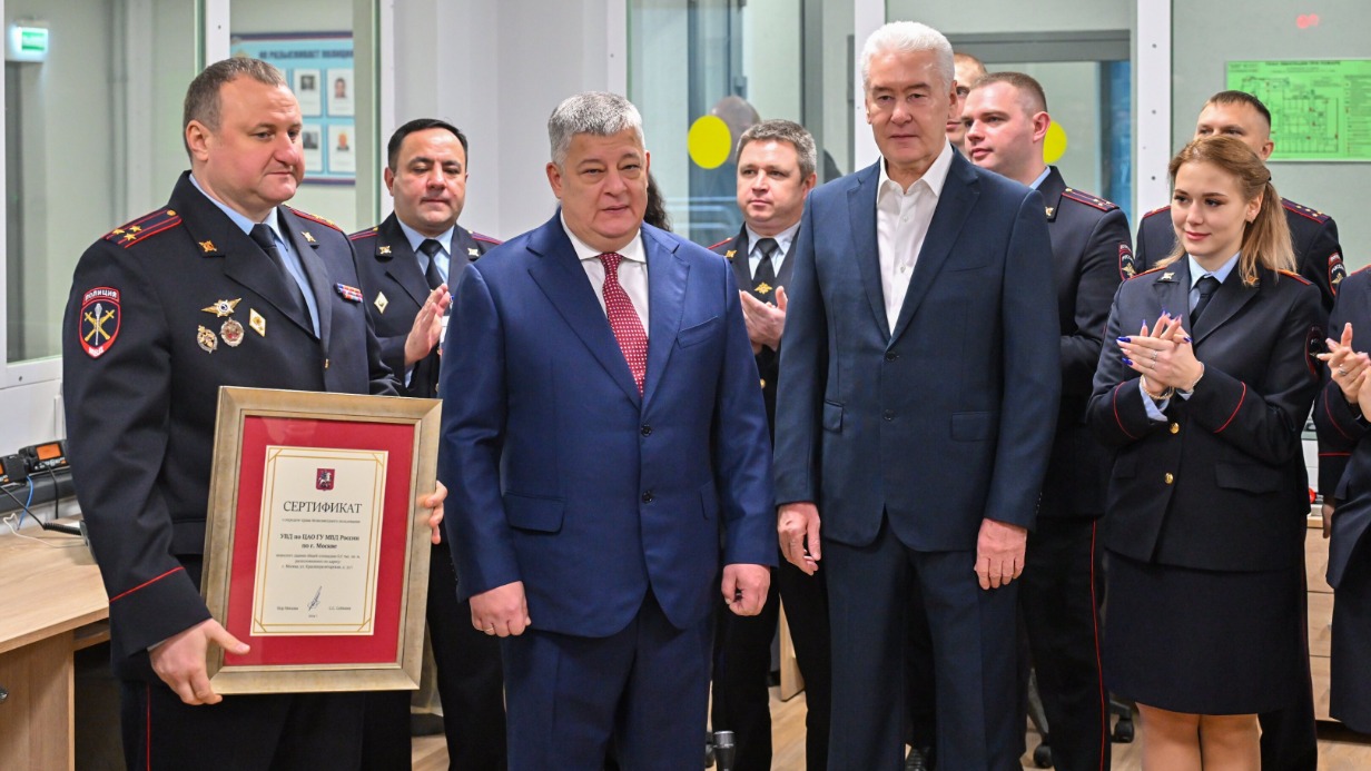 Мэр Москвы Сергей Собянин и начальник ГУ МВД России по Москве Олег Баранов (в центре справа налево) во время открытия нового здания ОВД по Тверскому району