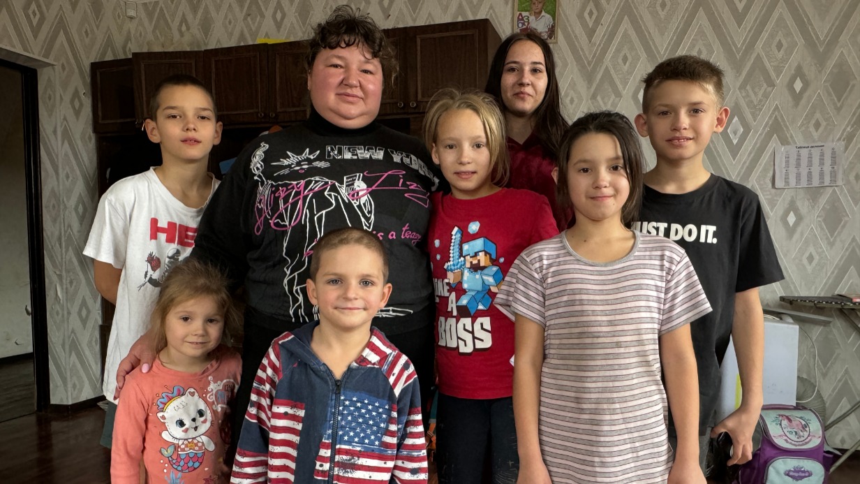 Татьяна Овчинникова и ее дети (слева направо): Богдан, Милана, Артем, Вика, Яна, Настя и Сережа