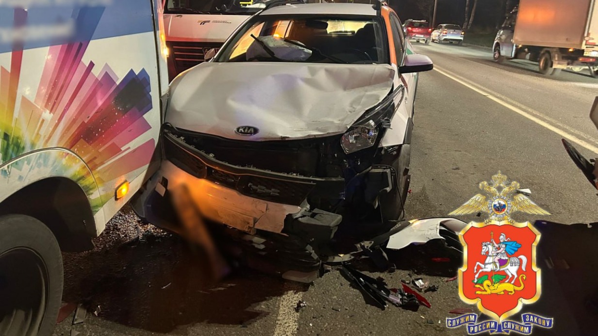 Три легковых автомобиля и два микроавтобуса столкнулись в Балашихе