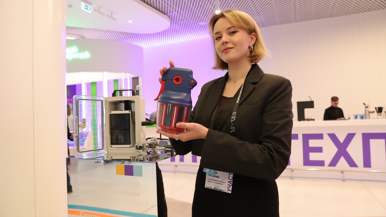 Инженер-исследователь Центра энергетических технологий компании-резидента Сколковского института науки и технологий Мария Миласлава Петрова держит в руках инновационную разработку — прибор, который отслеживает целостность изоляционных материалов проводов