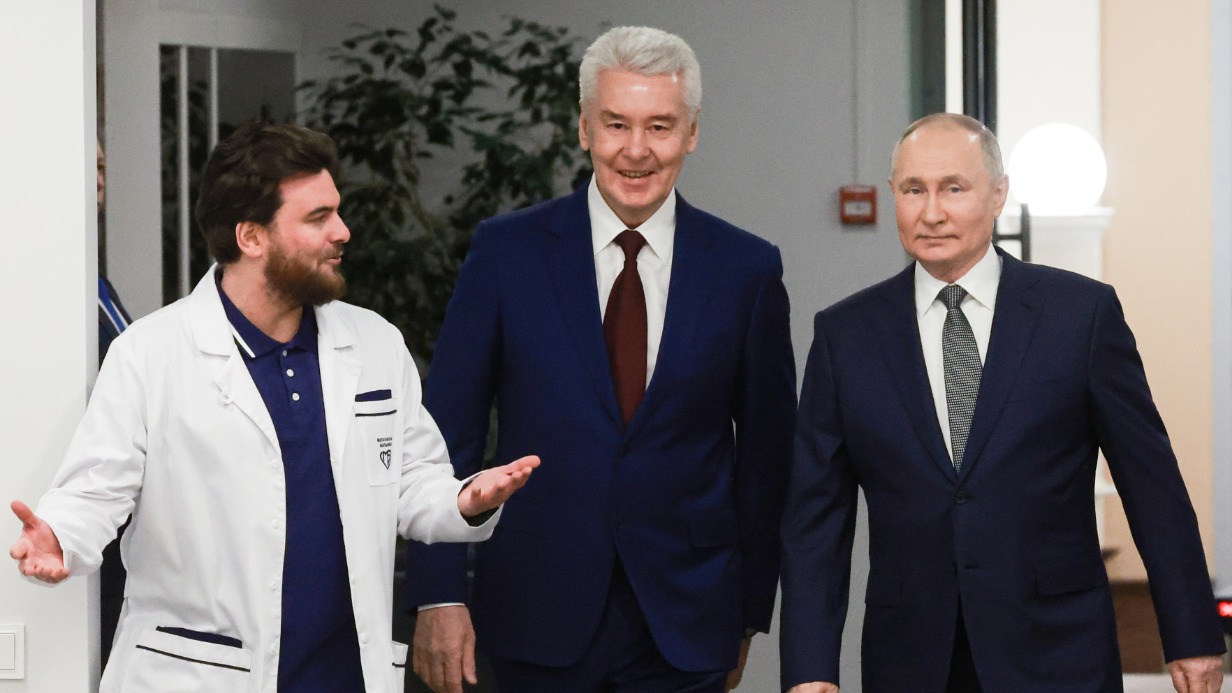 Президент РФ Владимир Путин, мэр Москвы Сергей Собянин и главный рентгенолог Москвы Юрий Васильев (справа налево) во время посещения Центра диагностики и телемедицины Департамента здравоохранения Москвы, в котором налажено малосерийное производство фантомов