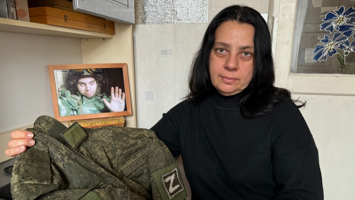Жительница Донецка Ася Белькова показывает форму и фото своего сына Степана с позывным «Питер», погибшего под Авдеевкой, во время выполнения боевых задач