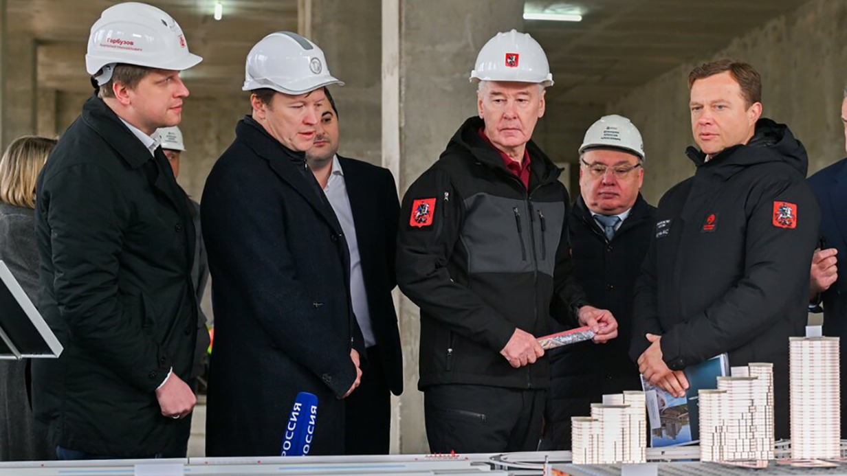 Мэр Москвы Сергей Собянин (в центре) дал старт реализации проекта создания нового делового центра на месте бывшей промзоны «Южный порт — Текстильщики»