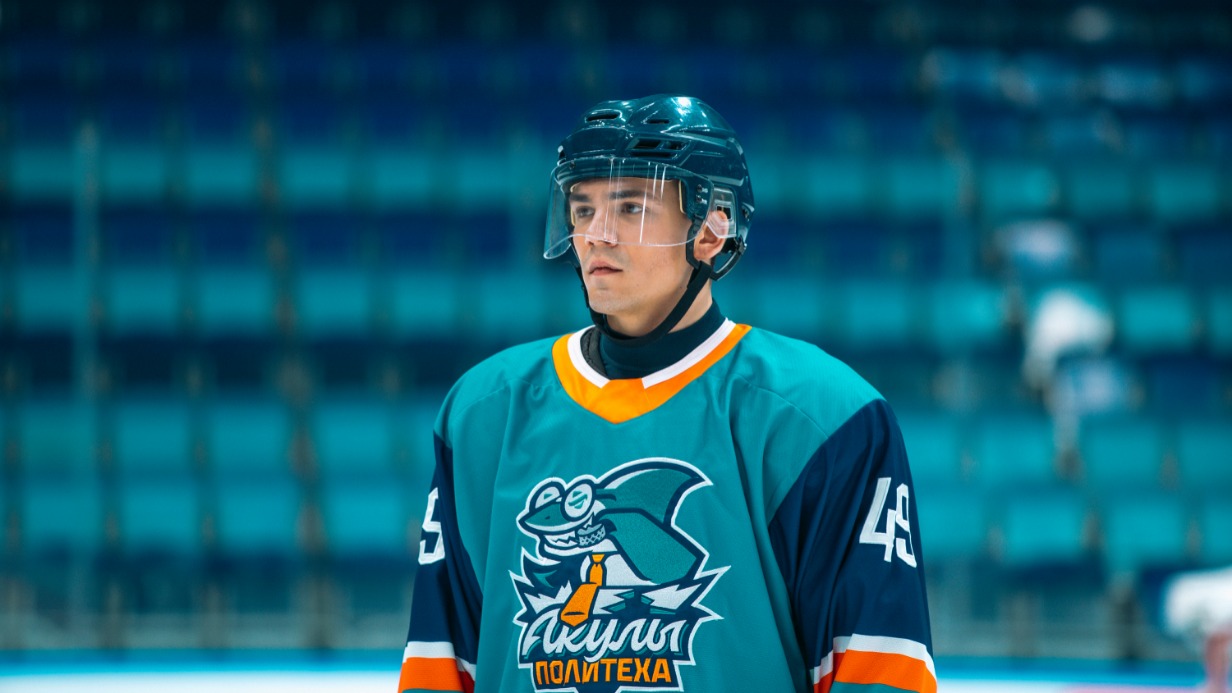 В проекте «Молодежка. Новая смена» актер Даня Киселев сыграл Олега, игрока хоккейной команды «Акулы Политеха»