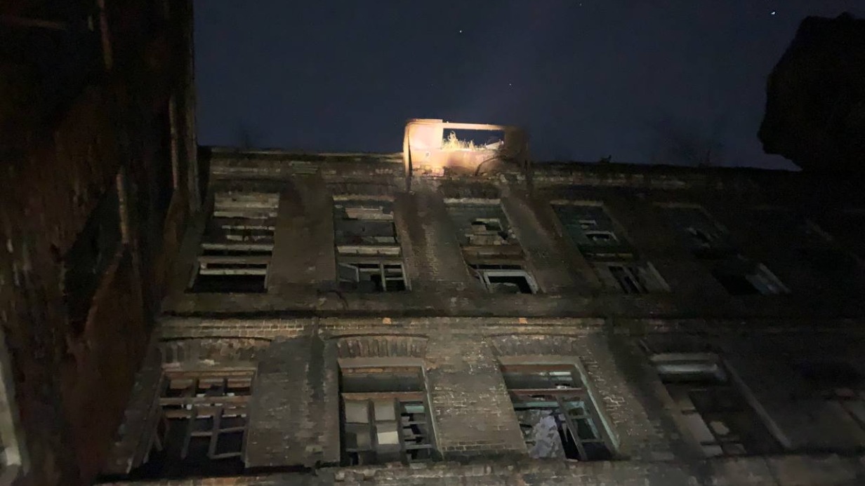 Подросток разбился насмерть, упав с крыши завода «Красный треугольник» в Петербурге: подробности дела