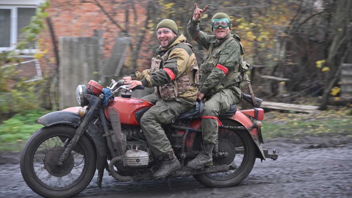 Военнослужащие Народной милиции ДНР на мотоцикле в Харьковской области