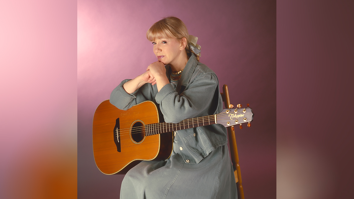 Народная артистка РСФСР Жанна Бичевская с гитарой не расстается. Гитар у нее, заметим, несколько, каждая — со своим характером и даже настроением, и какой инструмент выбрать — нужно почувствовать