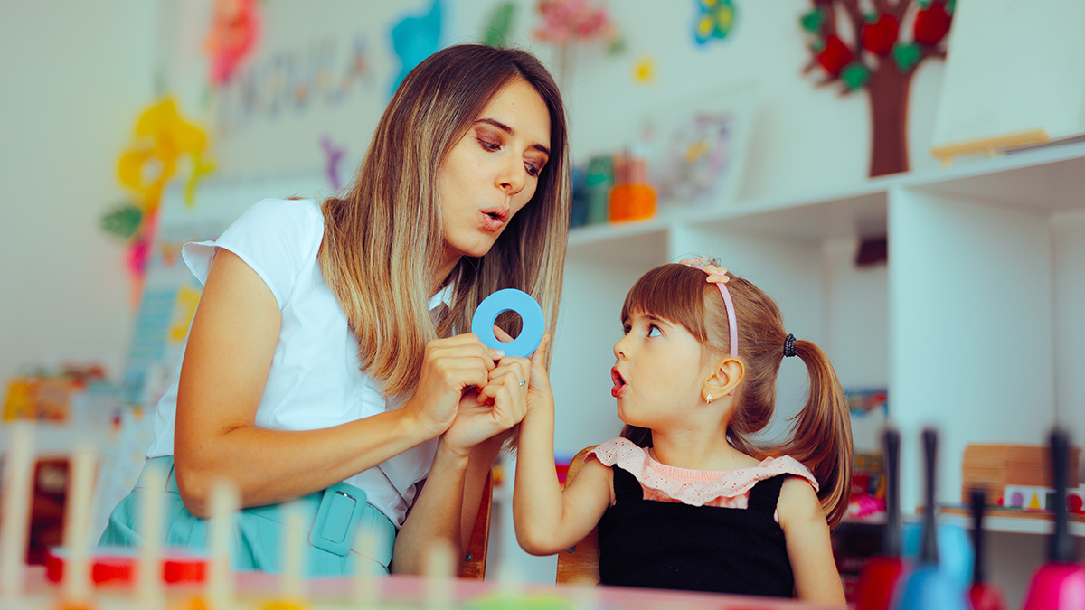 Молчуны и болтушки: московский логопед рассказала, что поможет малышу развивать речь