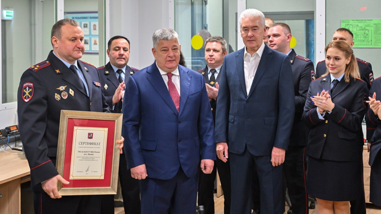 Мэр Москвы Сергей Собянин и начальник ГУ МВД России по Москве Олег Баранов (в центре справа налево) во время открытия нового здания ОВД по Тверскому району столицы 
