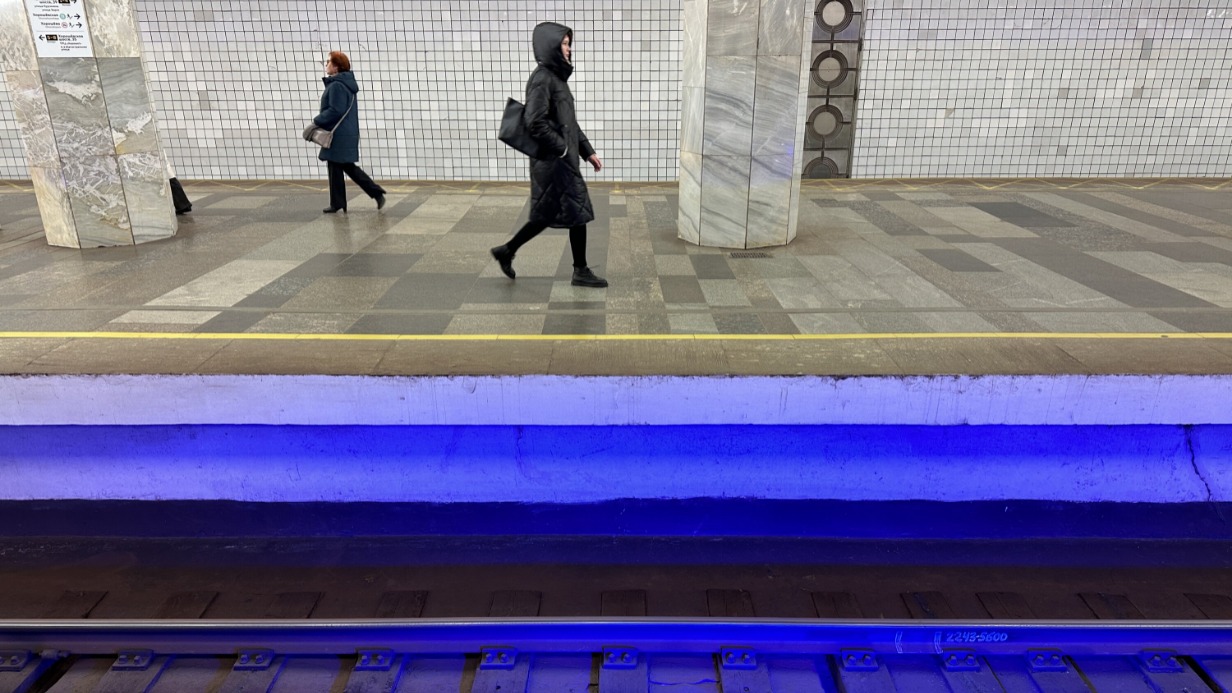Пути в центре зала на станции «Полежаевская» Таганско-Краснопресненской линии метро теперь подсвечиваются однотонным синим цветом